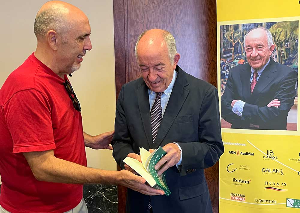 Fernandez Ordoñez firmando un ejemplar de Adiós a los bancos.